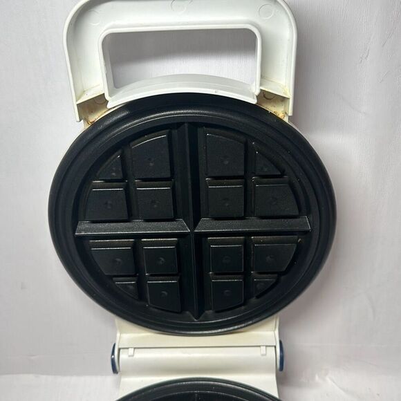 Vtg Oster Designer Belgian Waffle Maker 3677 White/Round TESTED - Picture 5 of 7